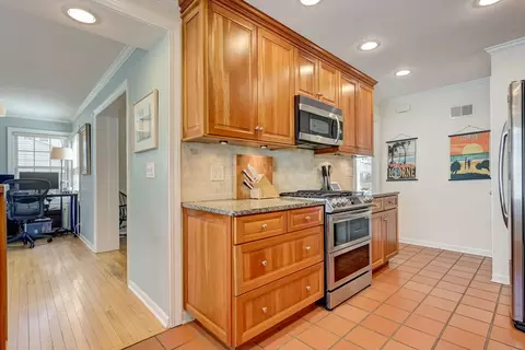 Kitchen - 77 Williamsburg Rd, Evanston, IL 60203 photo 4 of 8