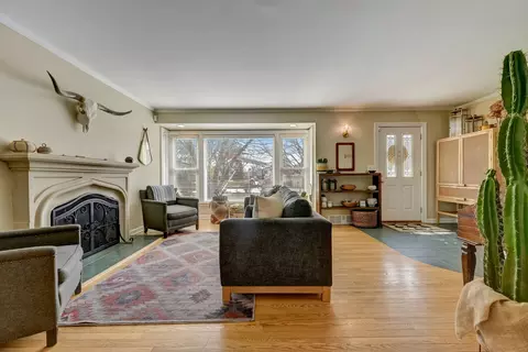 Living - 77 Williamsburg Rd, Evanston, IL 60203 photo 4 of 12