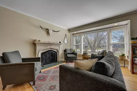 Living - 77 Williamsburg Rd, Evanston, IL 60203 photo 2 of 12