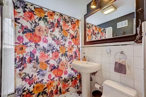 Bath - 77 Williamsburg Rd, Evanston, IL 60203 photo 1 of 4