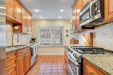Kitchen - 77 Williamsburg Rd, Evanston, IL 60203 photo 7 of 8