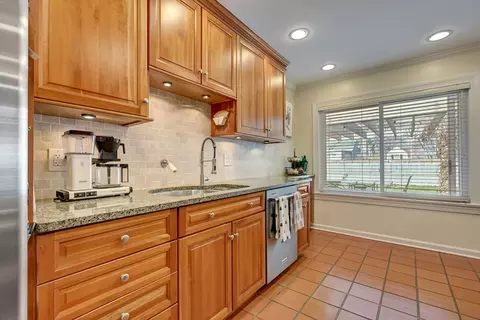 Kitchen - 77 Williamsburg Rd, Evanston, IL 60203 photo 6 of 8