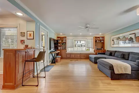 Living - 77 Williamsburg Rd, Evanston, IL 60203 photo 9 of 12