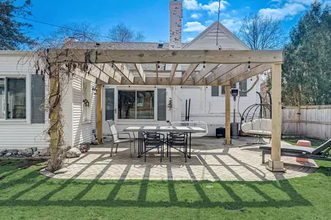 Exterior - 77 Williamsburg Rd, Evanston, IL 60203 photo 10 of 15