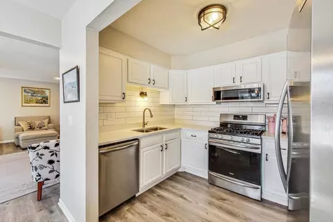 Kitchen - 5 Oxford Ct, Algonquin, IL 60102 photo 2 of 2