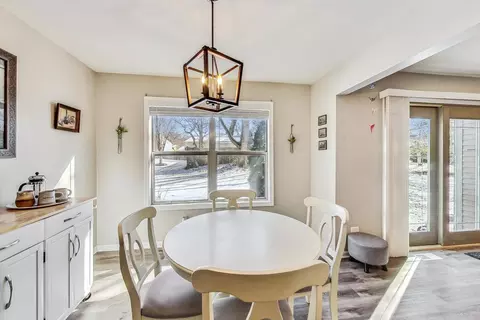 Dining - 5 Oxford Ct, Algonquin, IL 60102 photo 2 of 2