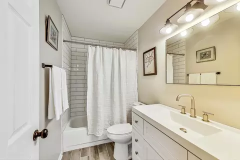 Bath - 5 Oxford Ct, Algonquin, IL 60102 photo 3 of 3