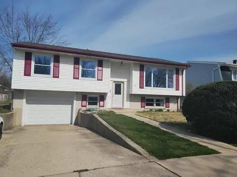 10 Willow Trl, Wheeling, IL 60090