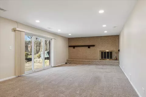 Living - 962 Suffield Ter, Northbrook, IL 60062 photo 2 of 2