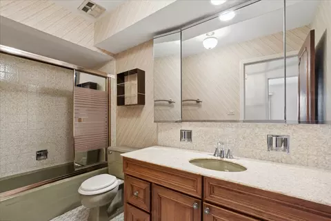 Bath - 962 Suffield Ter, Northbrook, IL 60062 photo 3 of 4