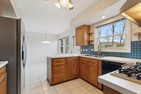 Kitchen - 962 Suffield Ter, Northbrook, IL 60062 photo 1 of 3