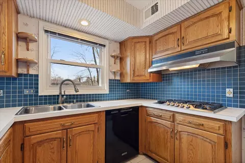 Kitchen - 962 Suffield Ter, Northbrook, IL 60062 photo 2 of 3