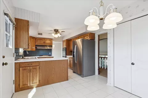 Kitchen - 962 Suffield Ter, Northbrook, IL 60062 photo 3 of 3