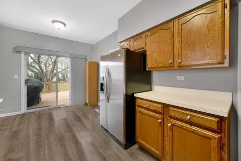 Kitchen - 657 Golfers Ln, Bartlett, IL 60103 photo 3 of 4
