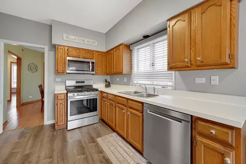 Kitchen - 657 Golfers Ln, Bartlett, IL 60103 photo 1 of 4