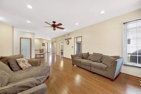 Living - 657 Golfers Ln, Bartlett, IL 60103 photo 2 of 3