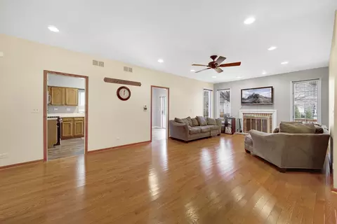 Living - 657 Golfers Ln, Bartlett, IL 60103 photo 3 of 3