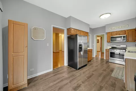 Kitchen - 657 Golfers Ln, Bartlett, IL 60103 photo 4 of 4