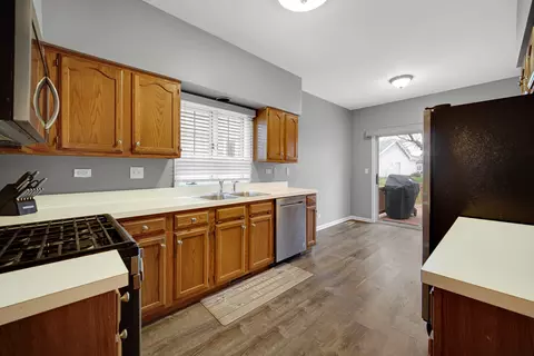 Kitchen - 657 Golfers Ln, Bartlett, IL 60103 photo 2 of 4