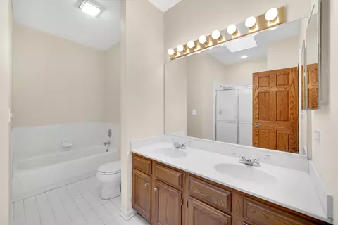 Bath - 657 Golfers Ln, Bartlett, IL 60103 photo 1 of 3