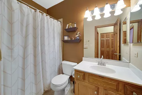 Bath - 657 Golfers Ln, Bartlett, IL 60103 photo 3 of 3