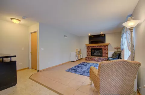 Living - 2107 Beldon Ct, Plainfield, IL 60586 photo 2 of 3