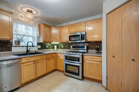Kitchen - 2107 Beldon Ct, Plainfield, IL 60586 photo 2 of 4