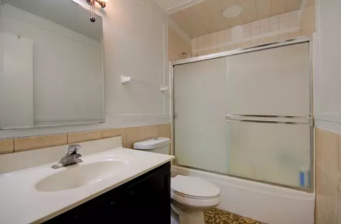 Bath - 2107 Beldon Ct, Plainfield, IL 60586 photo 2 of 3