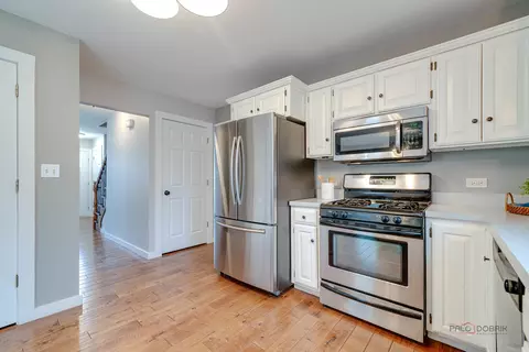 Kitchen - 260 Pilgrims Path, Gurnee, IL 60031 photo 5 of 6