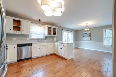 Kitchen - 260 Pilgrims Path, Gurnee, IL 60031 photo 4 of 6