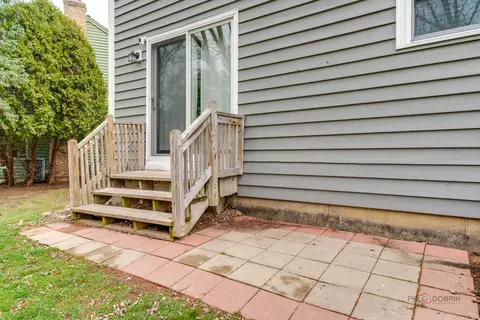 Exterior - 260 Pilgrims Path, Gurnee, IL 60031 photo 5 of 6