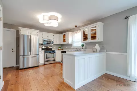 Kitchen - 260 Pilgrims Path, Gurnee, IL 60031 photo 2 of 6