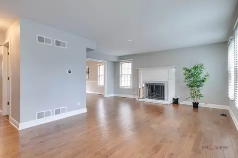Living - 260 Pilgrims Path, Gurnee, IL 60031 photo 3 of 3