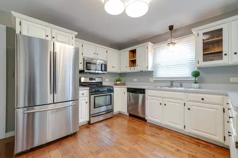 Kitchen - 260 Pilgrims Path, Gurnee, IL 60031 photo 3 of 6
