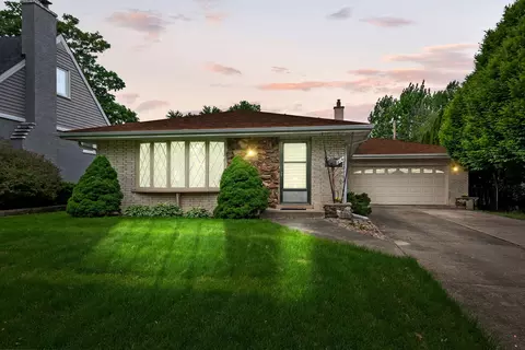 214 N Jackson Rd, Clarendon Hills, IL 60514