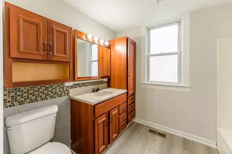 Bath - 107 Casseday Ave, Joliet, IL 60432 photo 1 of 1