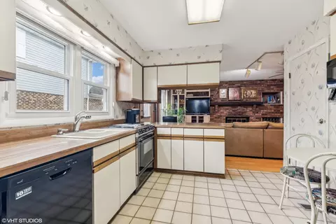 Kitchen - 1913 E Seneca Ln, Mount Prospect, IL 60056 photo 2 of 2