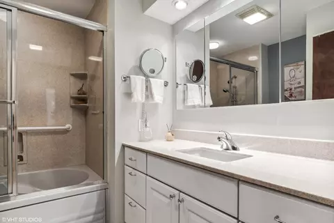 Bath - 1913 E Seneca Ln, Mount Prospect, IL 60056 photo 3 of 3