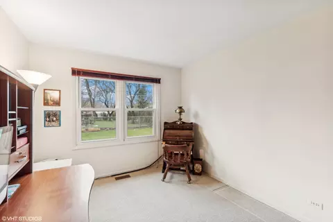Bedroom - 1913 E Seneca Ln, Mount Prospect, IL 60056 photo 3 of 3
