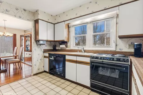 Kitchen - 1913 E Seneca Ln, Mount Prospect, IL 60056 photo 1 of 2