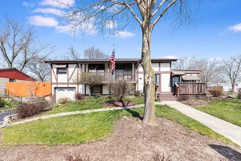100 Del Rio Rd, Carpentersville, IL 60110