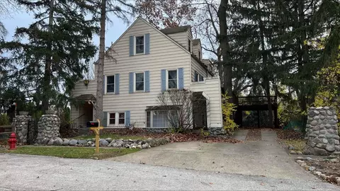 201 Maplewood Ave, Mundelein, IL 60060