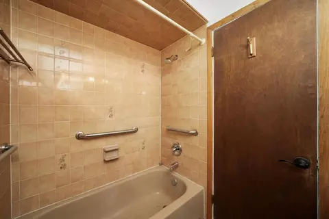 Bath - 386 Jeffery Ln, Wheeling, IL 60090 photo 2 of 2