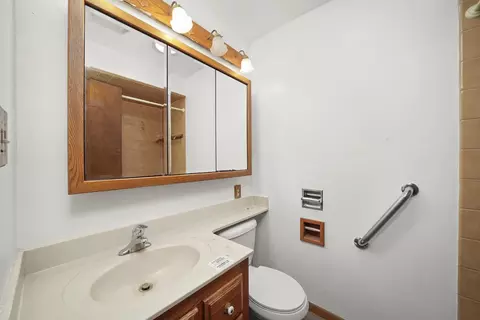 Bath - 386 Jeffery Ln, Wheeling, IL 60090 photo 1 of 2