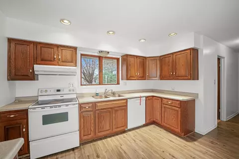 Kitchen - 386 Jeffery Ln, Wheeling, IL 60090 photo 2 of 2