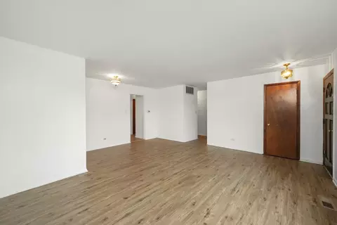 Living - 386 Jeffery Ln, Wheeling, IL 60090 photo 1 of 3