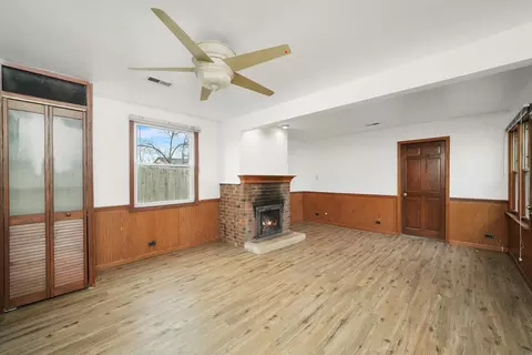 Living - 386 Jeffery Ln, Wheeling, IL 60090 photo 2 of 3