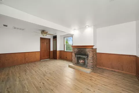 Living - 386 Jeffery Ln, Wheeling, IL 60090 photo 3 of 3