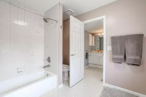 Bath - 632 Christopher Ln, Carol Stream, IL 60188 photo 4 of 6