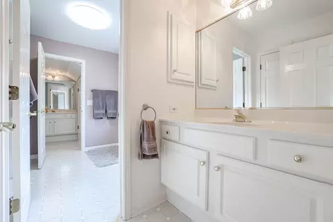 Bath - 632 Christopher Ln, Carol Stream, IL 60188 photo 3 of 6